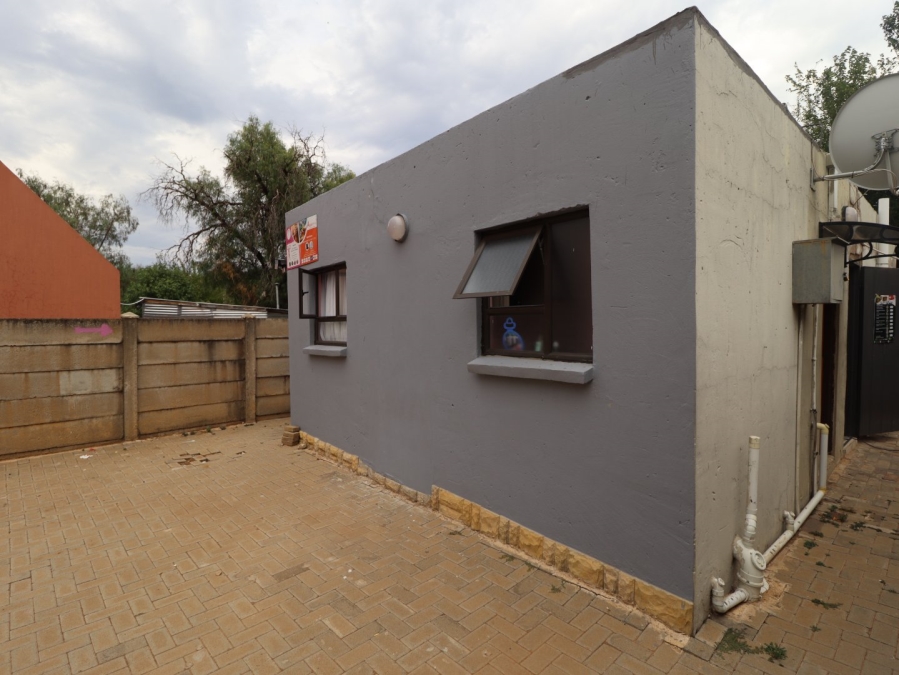 6 Bedroom Property for Sale in Lourierpark Free State